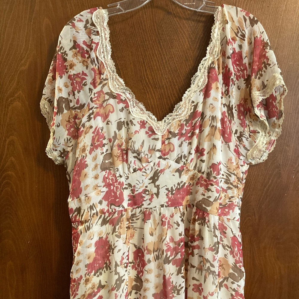 V-neck floral dress.